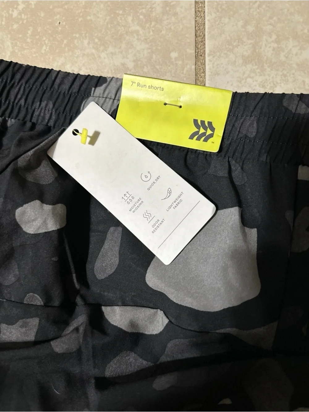 All In Motion Men’s Unlined 7” Running Shorts Black & Gray Camo
